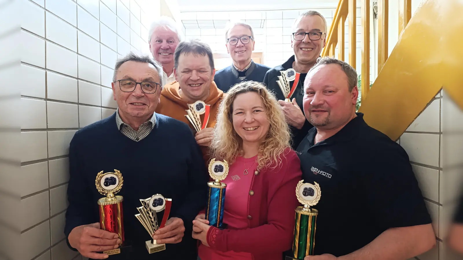Präsidentin Zaneta Weidner (vorne Mitte) zeichnete bei der Jahreshauptversammlung der „freien Fotografen” die Besten ihres Vereins aus. (Bild: Bernhard Czichon)