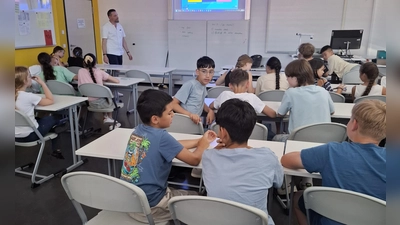 David Bartmann vom Stiftland-Gymnasium informierte Schüler der Offenen Ganztagsschule (OGS) zum Thema „Umgang mit Smartphones“ (Bild: Sabine Müller)