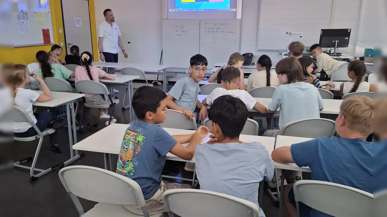 David Bartmann vom Stiftland-Gymnasium informierte Schüler der Offenen Ganztagsschule (OGS) zum Thema „Umgang mit Smartphones“ (Bild: Sabine Müller)