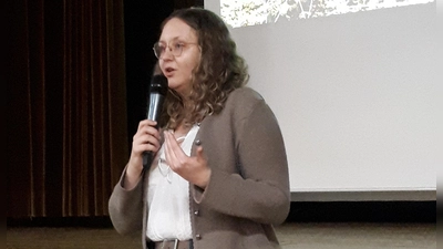  Referentin Anna-Maria Riegel referiert beim Maschinenring über „Digitalisierung in der Landwirtschaft”. (Bild: Christian Weiß)