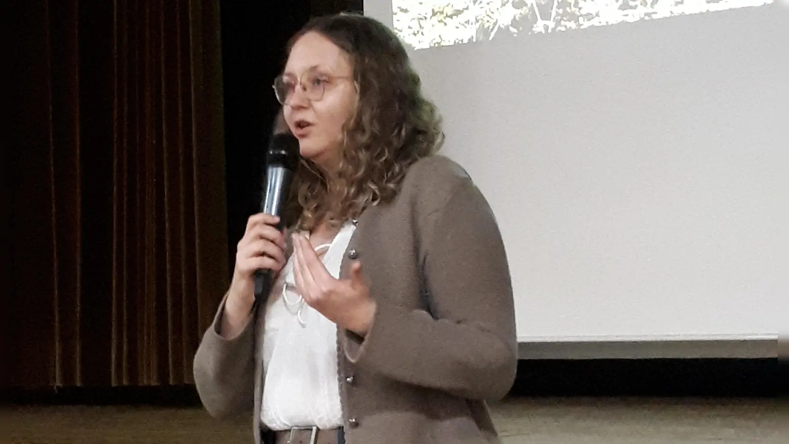  Referentin Anna-Maria Riegel referiert beim Maschinenring über „Digitalisierung in der Landwirtschaft”. (Bild: Christian Weiß)