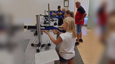 Unter Aufsicht und Anleitung durften die Kinder und Jugendlichen sich beim Schießen probieren (Bild: Specht Katrin)