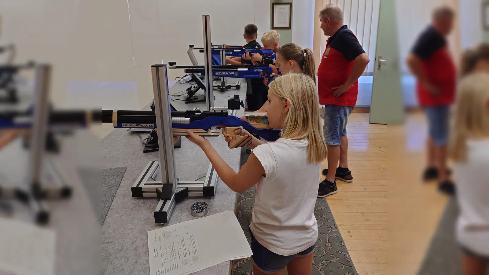 Unter Aufsicht und Anleitung durften die Kinder und Jugendlichen sich beim Schießen probieren (Bild: Specht Katrin)