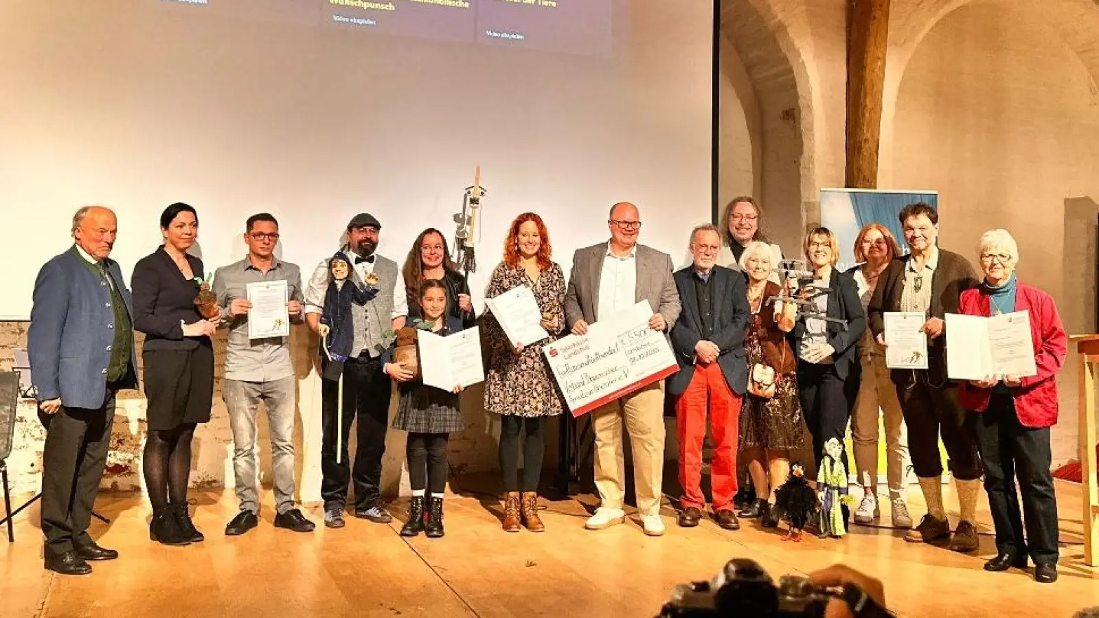 Florian, Anna und Luise Waldherr (vierter und fünfte von links) nehmen den zweiten Preis des Amateurpreises Larifari für das Stück „Der Zauberlehrling” entgegen (Bild: Elfriede Weiß)