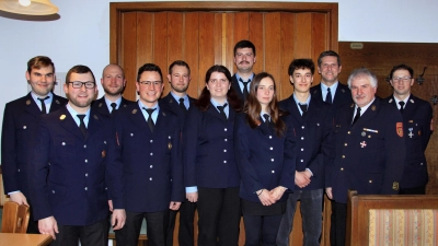 Die neugewählte Vorstandschaft von links: Simon Lehnerer, Lukas Renner, Sebastian Morner, Johannes Dalles, Thomas Schmidt, Annalena Vomasta, Maximilian Vomasta, Simone Ertel, Moritz Probst, Bürgermeister Roman Berr, Kreisbrandinspektor Hans Sperber und Kreisbrandmeister Norbert Sperber. (Bild: Leonhard Ehras)