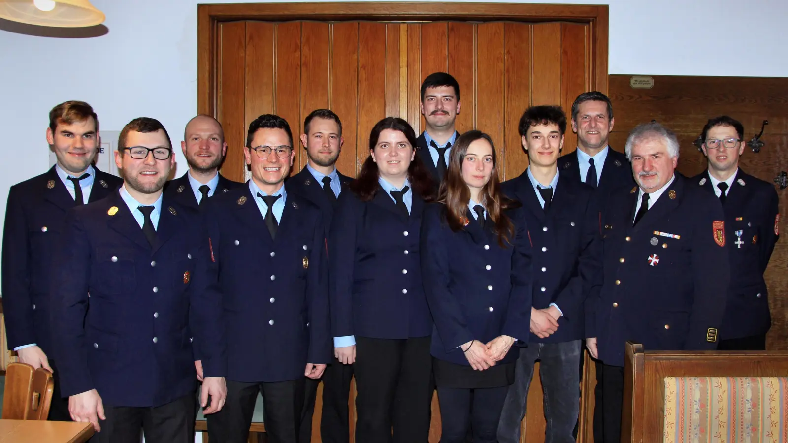 Die neugewählte Vorstandschaft von links: Simon Lehnerer, Lukas Renner, Sebastian Morner, Johannes Dalles, Thomas Schmidt, Annalena Vomasta, Maximilian Vomasta, Simone Ertel, Moritz Probst, Bürgermeister Roman Berr, Kreisbrandinspektor Hans Sperber und Kreisbrandmeister Norbert Sperber. (Bild: Leonhard Ehras)