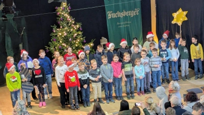 Die Grundschüler bringen mit ihren Beiträgen das Publikum in vorweihnachtliche Stimmung. (Bild: Rita Salomon)