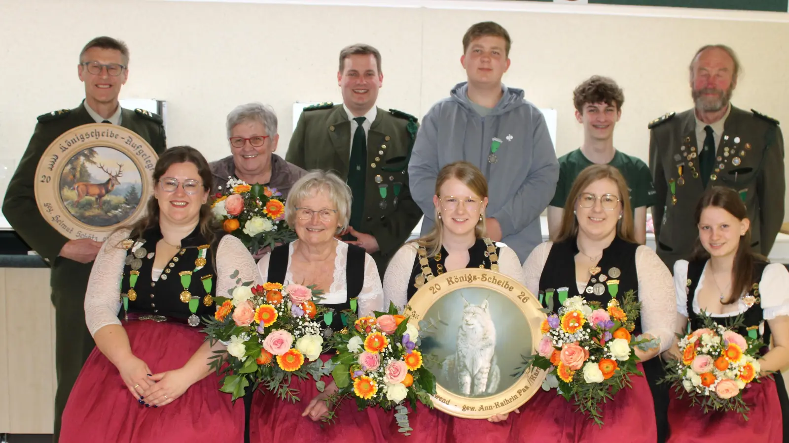Königswürden 2026: vorn sitzend: Erste Sportleiterin: Vanessa Breit, Aufgelegt Ritter: Hildegard Schötz, Königin: Ann-Kathrin Paa, erste Ritterin: Selina Gürtler, Jugendkönigin: Alisa Kopp. Dahinter: Aufgelegt-König: Gerd Kölbel, zweiter Aufgelegt Ritter: Annerose Danhauser, zweiter Ritter: Christian Schötz, erster Jugendritter: Josias Greck, zweiter Jugenritter: Nicolas Laurer und erster SM: Ernst Kölbel. (Bild: Hans Siess)