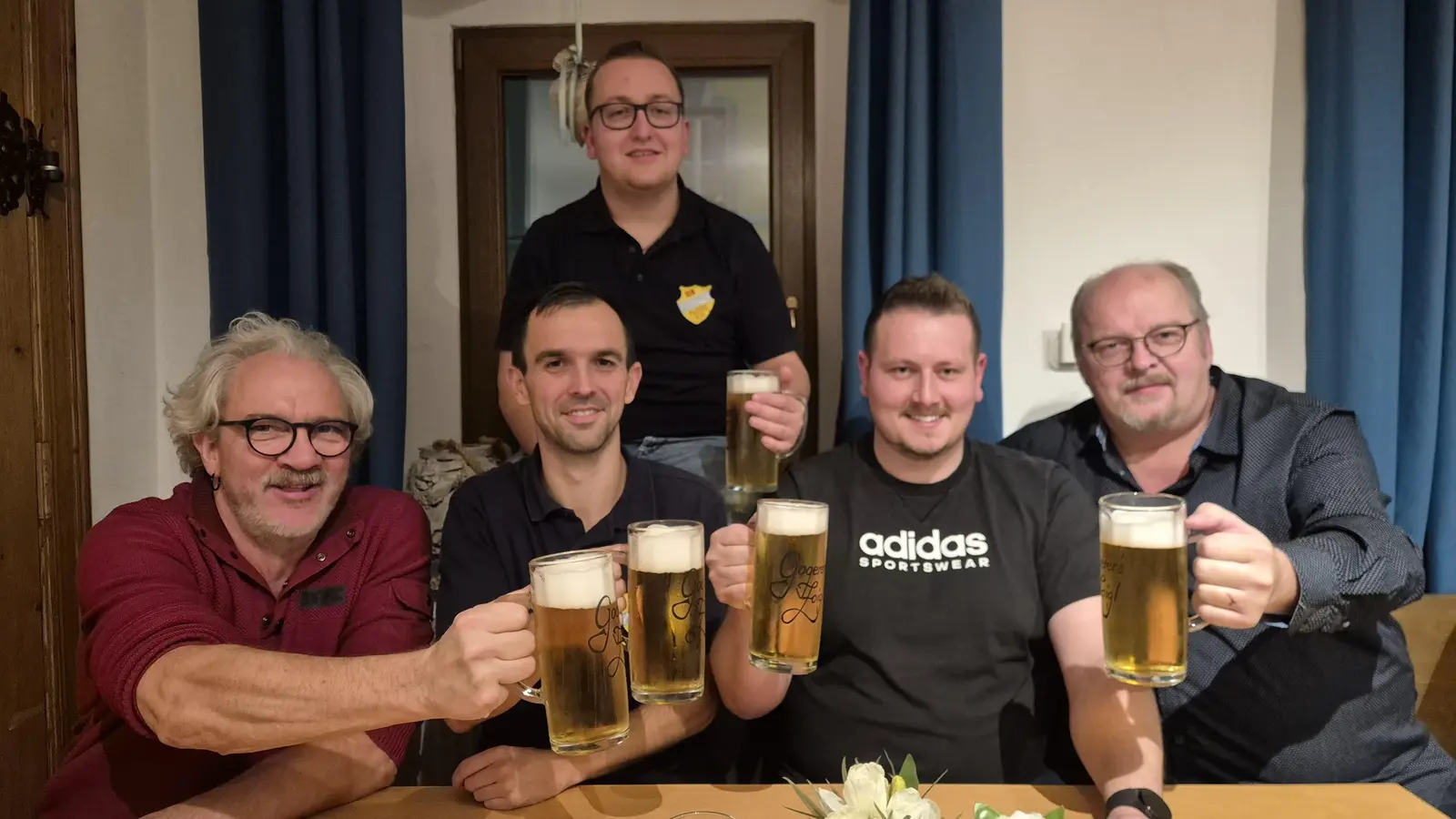 Das ist der harte Kern der Promillos: Sitzend von links: Thomas Emmerling, Florian Schuller, Julian Kreiner und Thomas Kraus, stehend Sebastian Lindner. (Bild: Norbert Schuller)