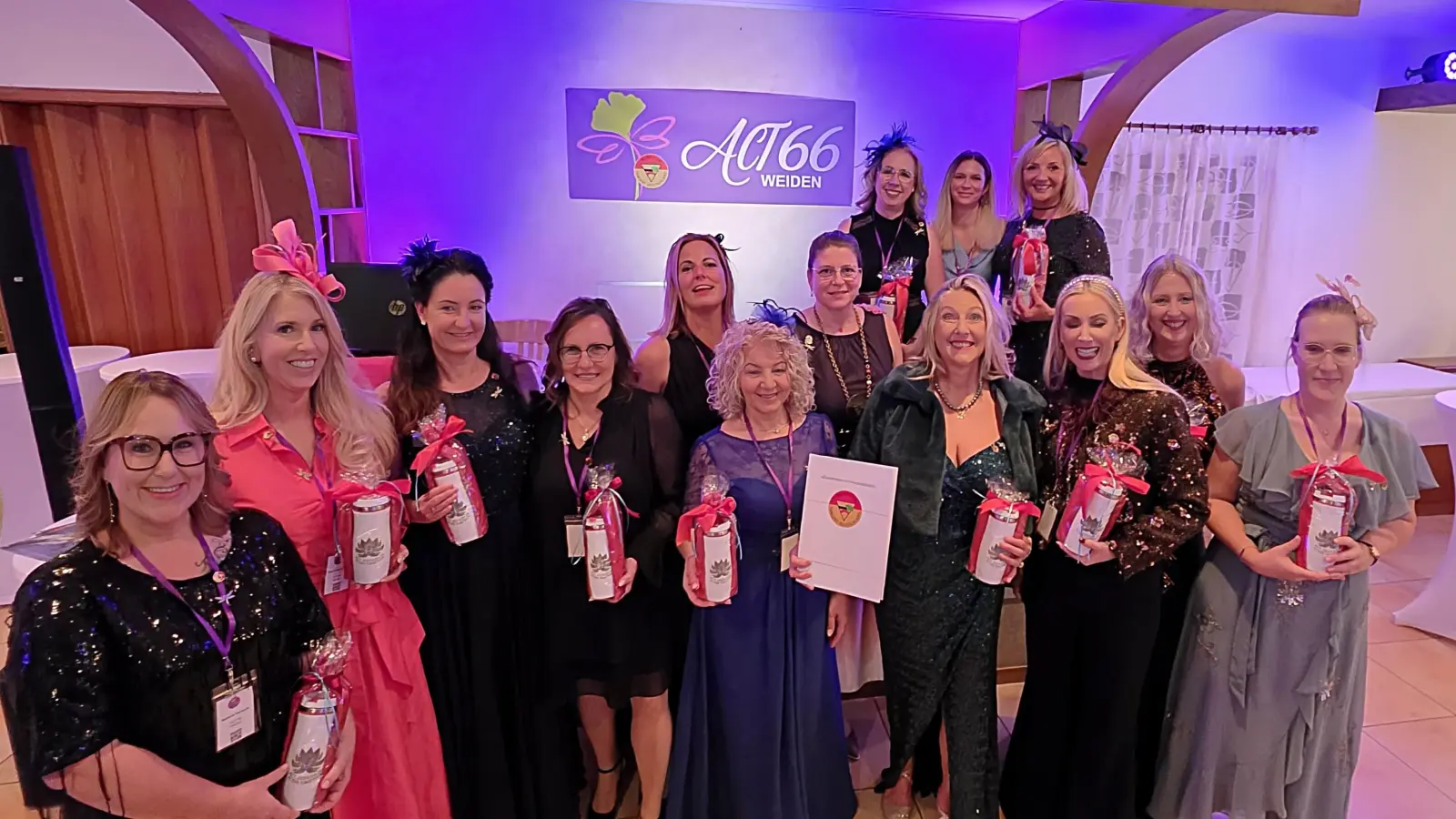 Die Gründungsmitglieder des neuen Service-Clubs ACT 66 Weiden (Agora Club Tangent) freuen sich über die gelungene Charterfeier.  (Bild: Thomas Ernstberger)