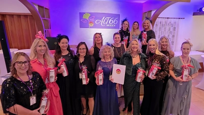 Die Gründungsmitglieder des neuen Service-Clubs ACT 66 Weiden (Agora Club Tangent) freuen sich über die gelungene Charterfeier.  (Bild: Thomas Ernstberger)