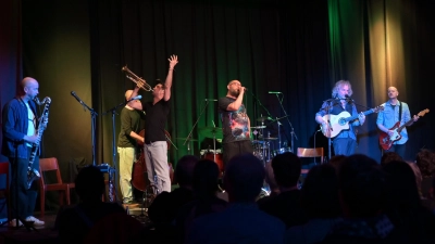 Dreiviertel Blut, aber 100 % großartige Musik und tolle Stimmung. (Bild: Jürgen Hellmann)