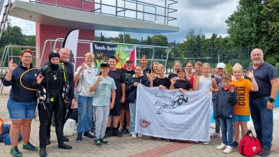 Teilnehmer am Schnuppertauchen im Freibad Mitterteich, 1v.l. Arno Wirnitzer (Vorsitzender TC Nautilus) (Bild: Tom Neufeld)