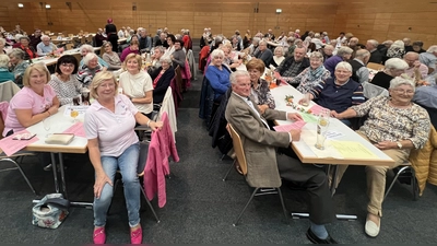 Seniorenbeauftragte Gabriele Beck (vorne 2. von links) mit ihren 34 Senioren vom Markt Schwarzenfeld  (Bild: Silvia Beck)