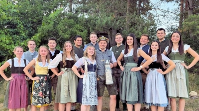 Die acht Kirwapaare mit Oberkirwapaar Stefan Lautner und Maria Müller sind bereit. (Bild: Johann Bauer)