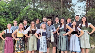 Die acht Kirwapaare mit Oberkirwapaar Stefan Lautner und Maria Müller sind bereit. (Bild: Johann Bauer)
