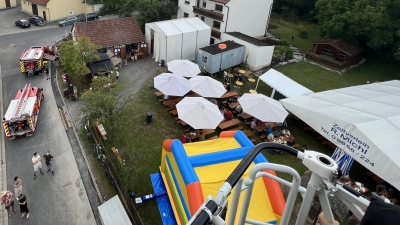 Blick aus dem Korb der Drehleiter über das Festgelände. (Bild: Philipp Kogelbauer)
