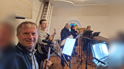 Benno Englhart, Gitarrenschüler Nico und Sänger der Schola „Heiligste Dreifaltigkeit Grafenwöhr“ agierten unter der Leitung von Gerhard Kraus. (Bild: Gerhard Kraus)