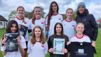 Die siegreichen Mädchen der Realschule mit ihrer Lehrerin Johanna Bechtel. (Bild: Florian Neiss)