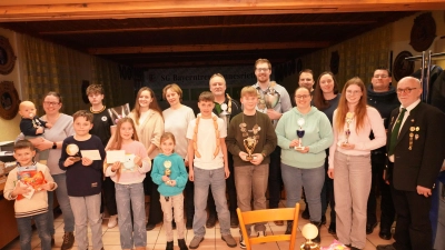 Die Gewinner des Bayerntreu – Königsschießen 2026. Vorne in der Mitte mit der Kette Jugendschützenkönig Michael Götz und links daneben der Zweitplatziert Thomas Bodensteiner. Dahinter der Schützenkönig Valentin Kellner (Siebter von rechts) und Vizeschützenkönig Wolfgang Möhwald.<br><br> (Bild: Franz Völkl)