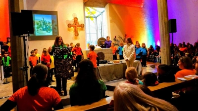 Nachdem Jesus dem blinden Bettler das Augenlicht geschenkt hat, wechseln die zuvor schwarzen Gewänder in die leuchtend bunten Farben des Regenbogens und sorgen nicht nur bei Bartimäus für staunende Augen. (Bild: Wendl Christine)