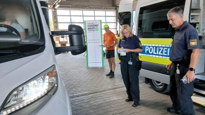 Verwiegeaktion mit der Verkehrspolizei, im Bild Tanja Zach und Christian Hagn, im Hintergrund Klaus Müller, 1. Vorsitzender der Ortsverkehrswacht Weiden (Bild: Georg Hüttner)