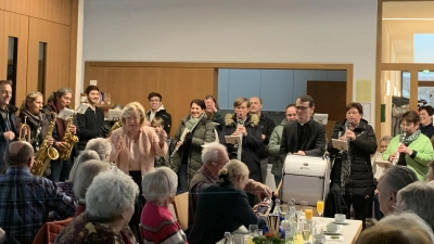 Seniorenbeauftragte Gabriele Beck dirigierte die Musikkapelle Schwarzenfeld und an der Trommel Hausherr Pfarrer Maximilian Moosbauer, beide machten ihre Arbeit sehr gut. Im Pfarrsaal wurde es lebhaft, alle klatschten und sangen mit.  (Bild: Silvia Beck)