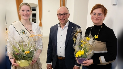 Mit Blumengrüßen verband OGV-Kreisvorsitzender Albert Nickl den Dank für den leidenschaftlichen Einsatz von Holunder-Königin Monika Hirtreiter und von Fachberaterin und Kreisgeschäftsführerin Maria Treiber für einen blühenden Kreisverband für Gartenbau und Landschaftspflege.  (Bild: Robert Dotzauer)