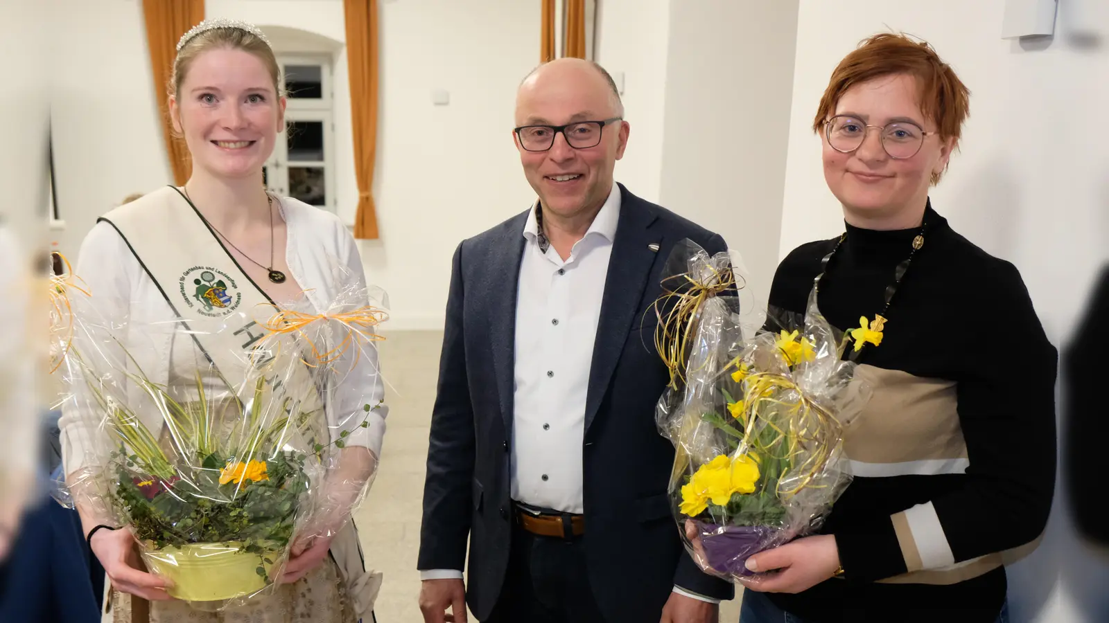 Mit Blumengrüßen verband OGV-Kreisvorsitzender Albert Nickl den Dank für den leidenschaftlichen Einsatz von Holunder-Königin Monika Hirtreiter und von Fachberaterin und Kreisgeschäftsführerin Maria Treiber für einen blühenden Kreisverband für Gartenbau und Landschaftspflege.  (Bild: Robert Dotzauer)