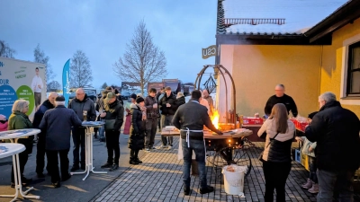 Wie hier in Siegritz am Schützenhaus kamen an allen drei Stationen des ersten Tour-Tages etliche Bürger, um zu plaudern und einen leckeren Burger aus dem Steinwald zu genießen.  (Bild: Dominik Vollath)