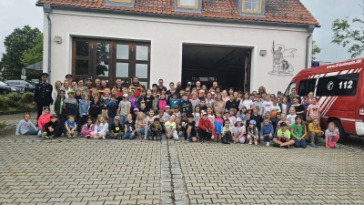 Die Feuerwehrleute, Lehrer und Schüler, die beim Tag der Feuerwehr mitwirkten (Bild: Georg Redl)