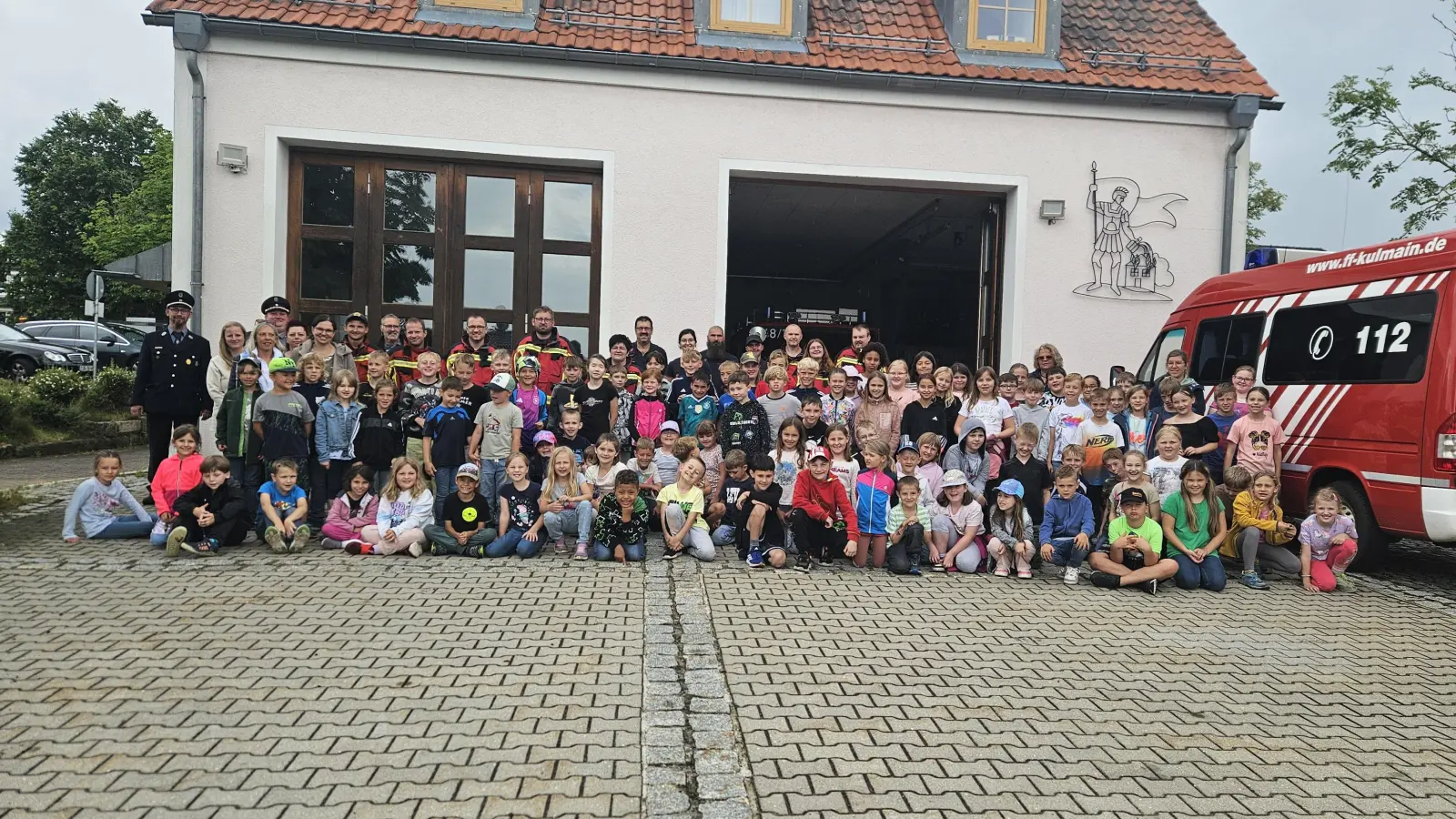 Die Feuerwehrleute, Lehrer und Schüler, die beim Tag der Feuerwehr mitwirkten (Bild: Georg Redl)