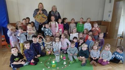 Vorsitzende Gabi Frank (links) und Annelie Lindner zu Besuch im katholischen Kindergarten (Bild: Christina Kreuzer)