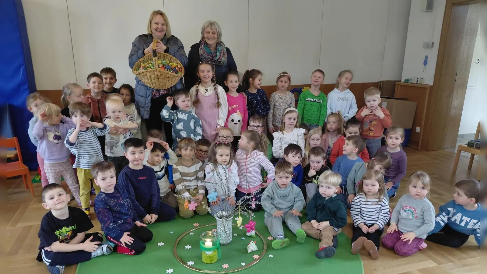 Vorsitzende Gabi Frank (links) und Annelie Lindner zu Besuch im katholischen Kindergarten (Bild: Christina Kreuzer)