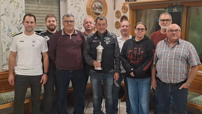 Nur strahlende Gewinner beim Bürgerschießen, von links :Schützenmeister Matthias Reis, Markus Haider , Hans Oppitz, Josef Zimmermann sen. Pokalgewinner Gerhard Meindl, Wolfgang Lindner, Tanja Rauch, Georg Rauch und Adolf Mösbauer. (Bild: Hans Schlosser)