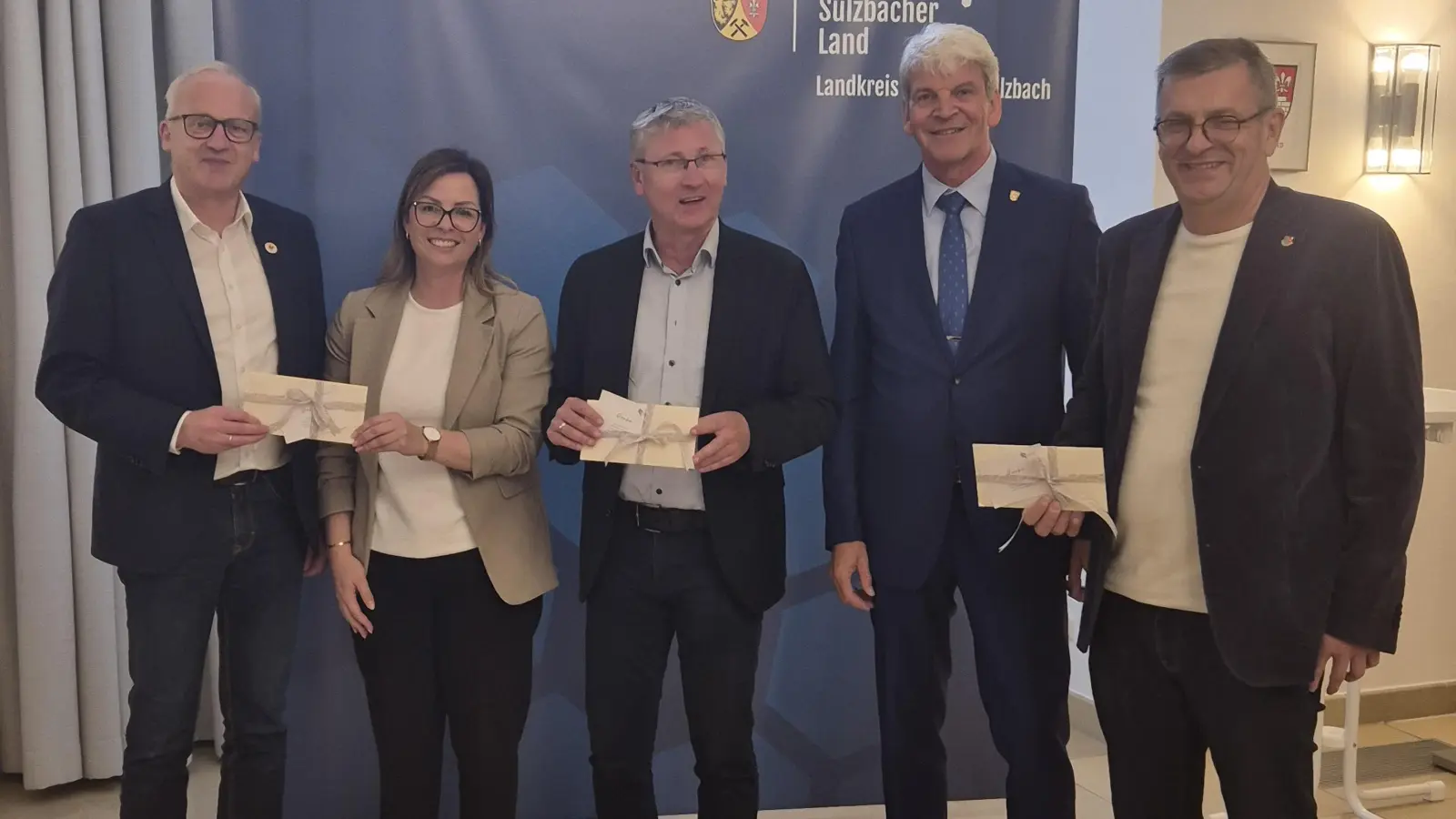 Bürgermeister Bernhard Lindner, LAG-Managerin Claudia Lobenhofer, 3. Bürgermeister Franz Badura, Stellvertretender Landrat Michael Rischke und Bürgermeister Peter Braun (von links). (Bild: Claudia Lobenhofer, LAG Regionalentwicklung Amberg-Sulzbach e.V.)