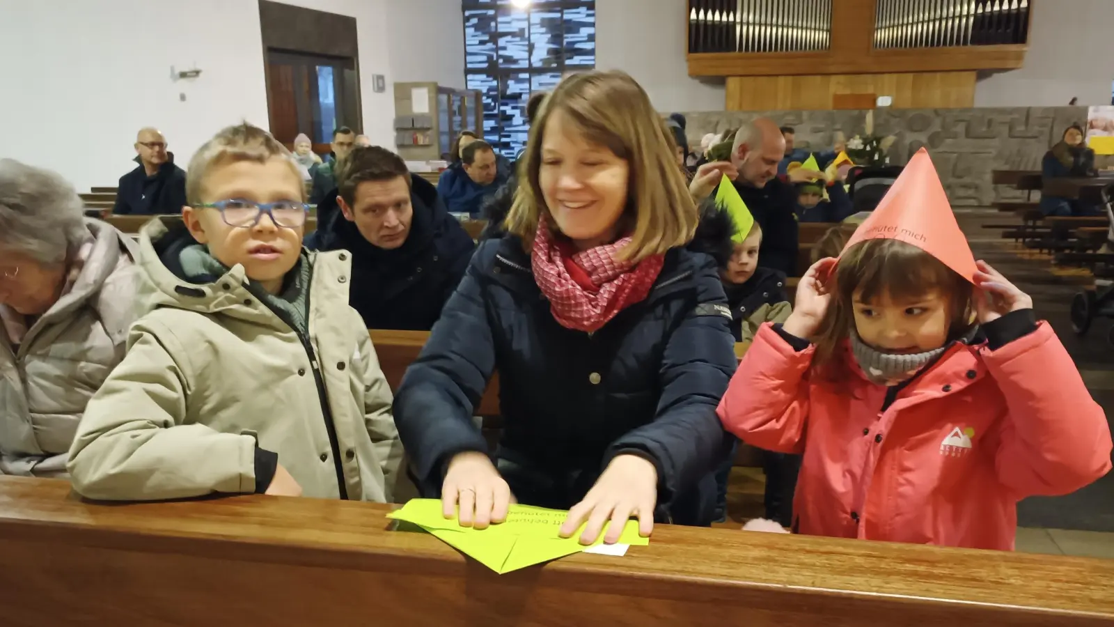 Bei der Kindersegnung „Von Gott behütet” durften alle Kinder zusammen mit ihren Eltern Hüte basteln und zur Einzelsegnung aufsetzen.  (Bild: Kerstin Kiener)