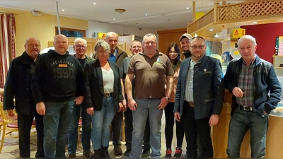 Neugewählte Vorstandschaft mit Mitgliedern und Bürgermeister Markus Bauriedl (Bild: Daniela SImon)