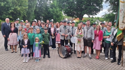 Eine große Abordnung des Schützenvereins gratulierte der neuen Gauschützenkönigin Sarah Haberkorn (vorne, mit Blumenstrauß) (Bild: Tanja Putzer)