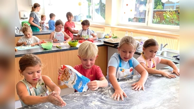 Mehlzauber in der Illschwanger Schulküche (Bild: Nadine Meier)