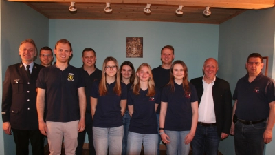 Das neue Führungsteam der Jugendfeuerwehr Schnaittenbach mit v. l. stellv. Vorsitzendem Markus Nagler, stellv. Kommandant Michael Hottner, Jugendwart Emil Dölschner, stellv. Kommandant Lucas Reindl, Tamara Hirsch, Jugendwartin Claudia Weiß, der neuen Jugendsprecherin Magdalena Werner, Jugendwart Max Nagler, Sabrina Weiß, Bürgermeister Marcus Eichenmüller und Kommandant Michael Werner.  (Bild: Ulrich Reindl)