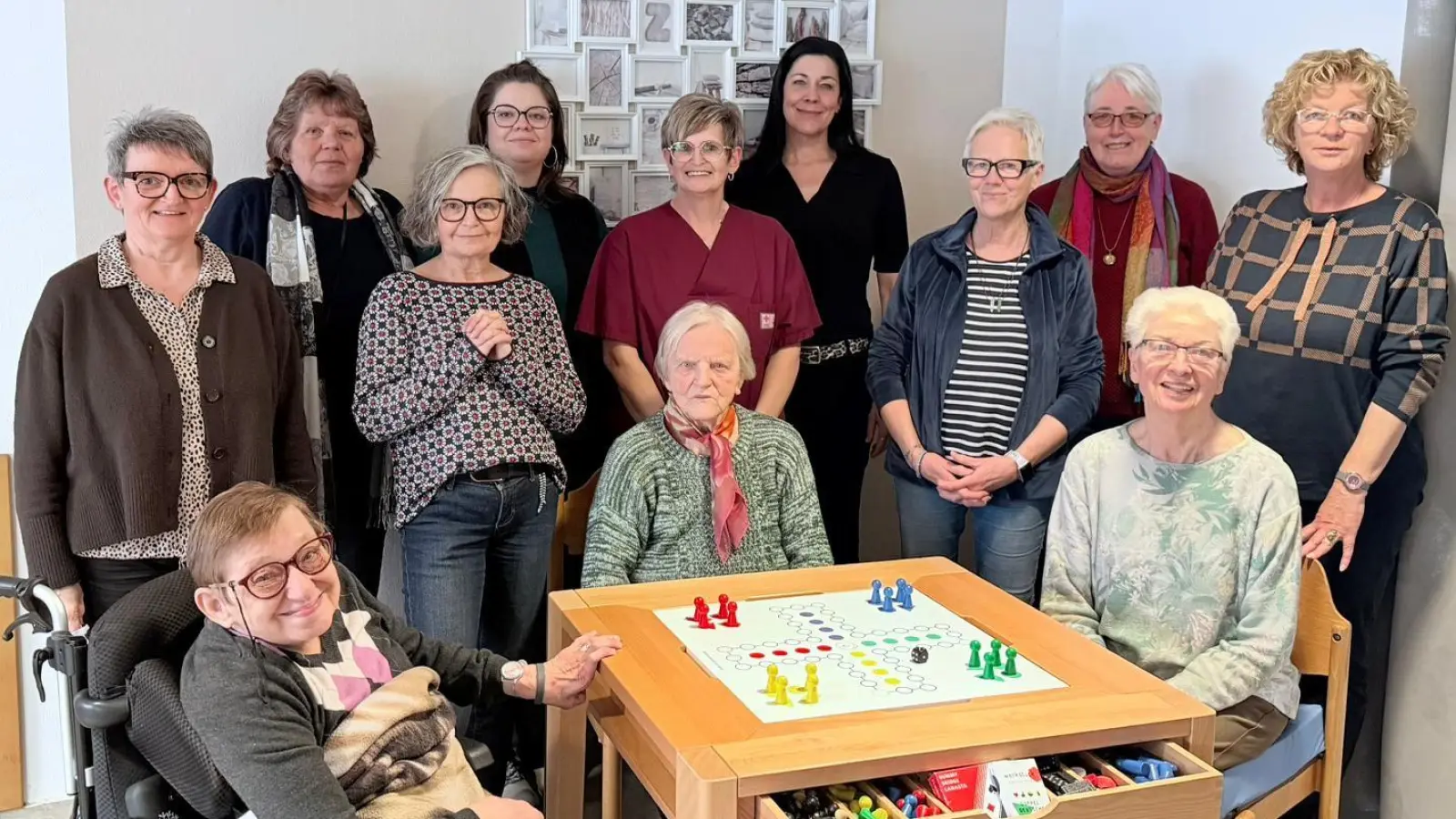 Mit den anwesenden Heimbewohnerinnen (v.l. sitzend) Christine Kölbl, Fanny Englhardt und Waltraud Hammer freuen sich neben dem BRK-Personal auch die Spendenüberbringerinnen (v.l. stehend): Petra Bücherl, Maria Müller, Rita Kederer, Carina Körner, Betreuungsassistentin Nicole Woldert, Heim- und Pflegedienstleiterin Tanja Schallmaier, Elfriede Kredler, Veronika Pröls und Gudrun Quarder. (Bild: Rosi Hasenstab)