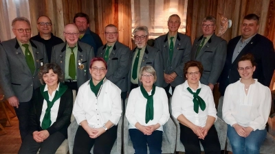 Der neu gewählte Vorstand mit Bürgermeister Dieter Dehling (hintere Reihe rechts). (Bild: Larissa Koller)