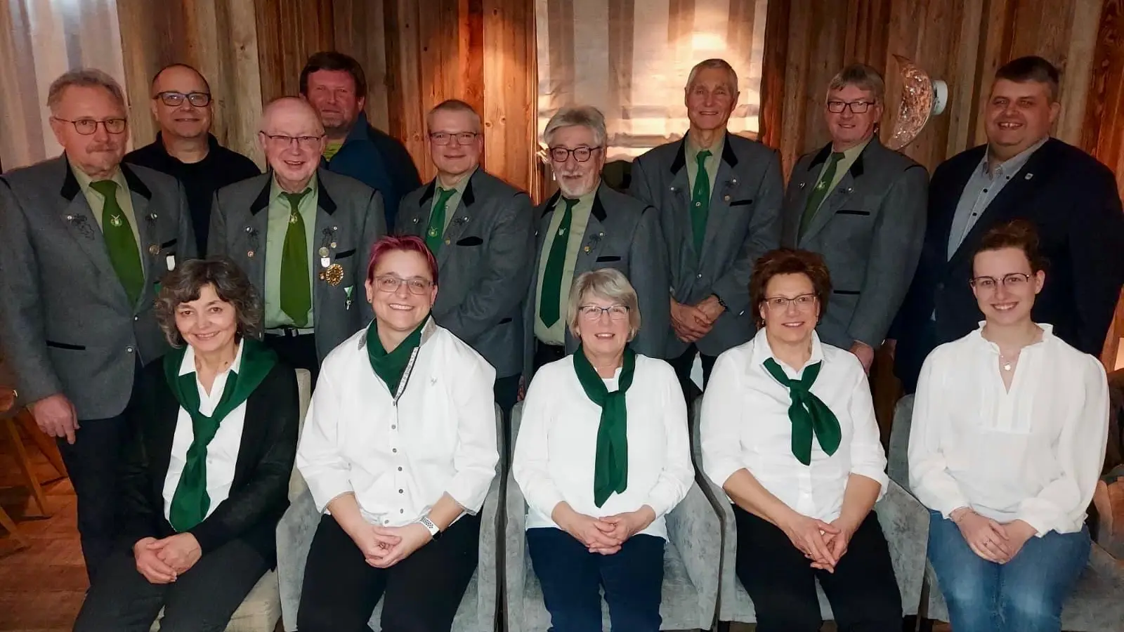 Der neu gewählte Vorstand mit Bürgermeister Dieter Dehling (hintere Reihe rechts). (Bild: Larissa Koller)