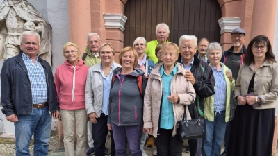 Die Teilnehmer der Rundfahrt mit Bürgermeisterin Birgit Barth. (Bild: Günther Mitschke)