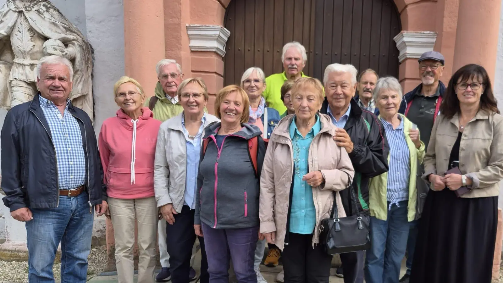 Die Teilnehmer der Rundfahrt mit Bürgermeisterin Birgit Barth. (Bild: Günther Mitschke)