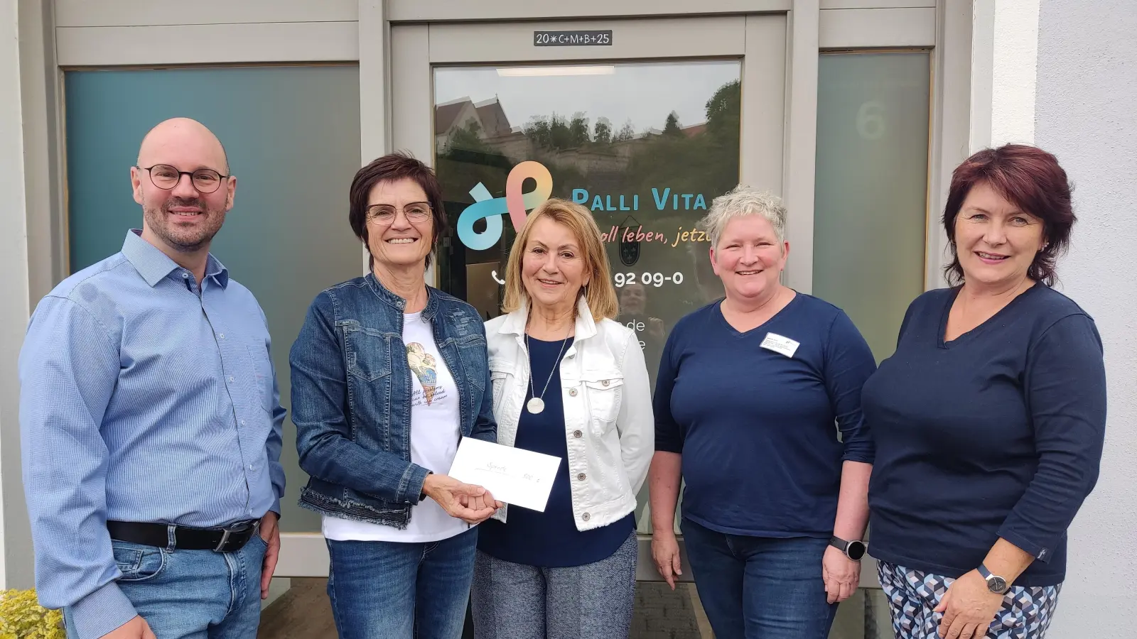 Spendenübergabe. Von li. Facharzt Henkel Tobias, Monika Auer, Elfriede Koller, Andrea Götz, Doris Perko (Bild: Monika Auer)