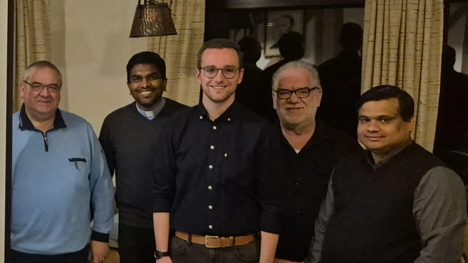 Im Bild (v. l. n. r.): Hans Stelzl (Leiter der Regionalen KEB Tirschenreuth), Pater Joseph (Kolpingpräses), Referent Adrian Käß, Reiner Gärtner (1. Vorsitzender der Kolpingsfamilie) und Pfarrer Martin. (Bild: Alexandra Kaßeckert)