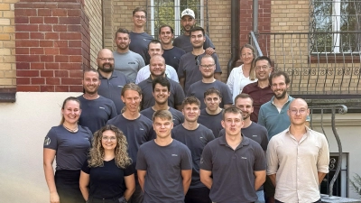 Echte Meister ihres Fachs: die Absolventen des Meisterkurses für Elektrotechnik Gebäudesystemintegration mit dem Prüfungsausschussvorsitzenden Helmut Schmid (3. Reihe, 1.v.re.) und weiteren Mitgliedern des Prüfungsausschusses. (Bild: Lisa-Maria Reitinger)