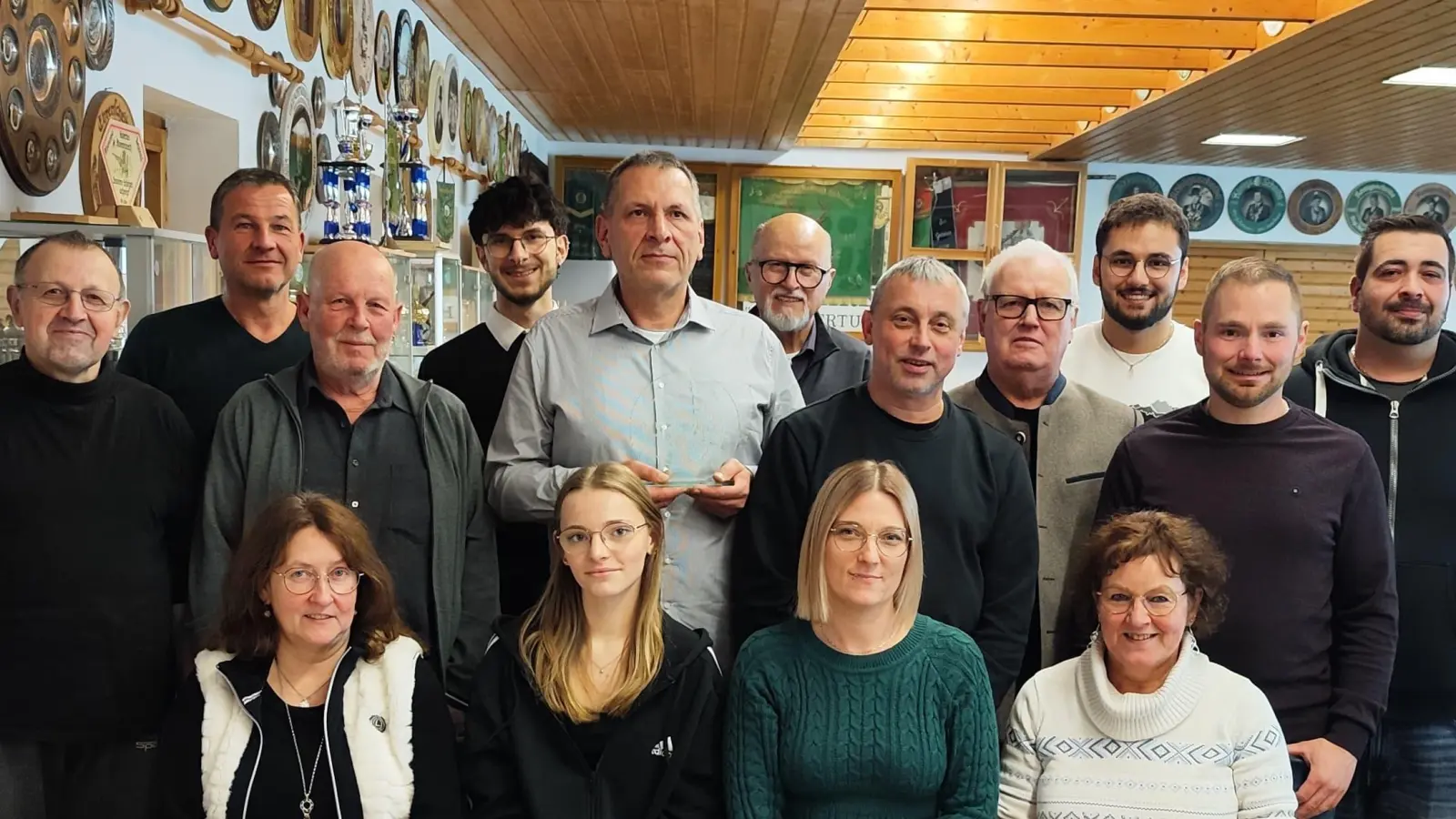 Ein Foto von den Gewinnern des Weihnachtsschießens. (Bild: Sabine Bäumler/exb)